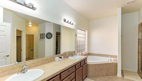 Spacious Home - Pool Table, Game Room & Jacuzzi - Foto 5