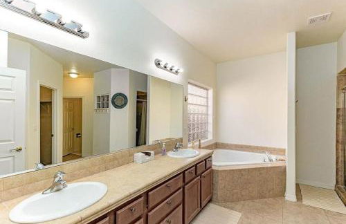 Spacious Home - Pool Table, Game Room & Jacuzzi - Foto 5