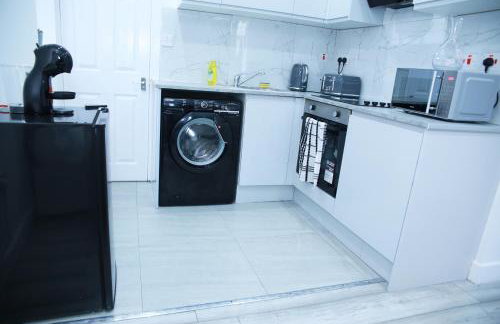 Lovely Apartment with free parking on premises. - Photo 10