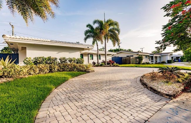 Modern Spacious Home With Pool Jacuzzi - Photo 39
