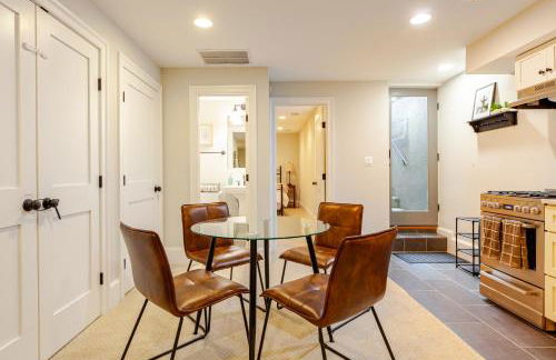 Private Garage Parking and King Bed - Walk to Metro - Foto 17