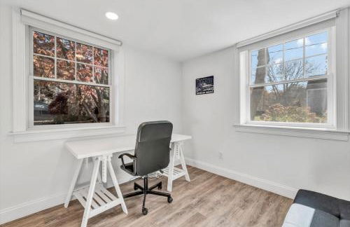 Waterfront Retreat with Private Dock and Fire Pit, Sleeps 8, Outdoor Dining, Spa-Style Primary, Gourmet Kitchen with Dual Dishwashers, Gas Fireplace, River Views, Bright Open Layout, Central AC, Perfect Coastal Escape for Families, 24 Hr Hospitality - Foto 27