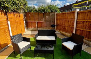 Manchester 2BR Luxe Lounge, Hot Tub, Pool Table - Photo 13