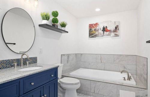 Newly remodeled 5BR 3BA w/pool 16 ppl - Photo 39