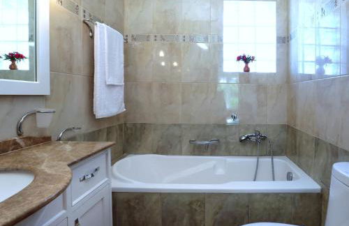 Gloria's House - Photo 15