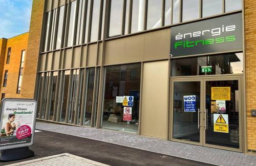 Stylish 6 Bedroom 3 Bathroom Detached House with Free Parking, Super-Fast Wifi, Pool Table, Smart TVs with Netflix by Yoko Property - Foto 42