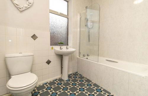 Free Parking, Huge 4 King Bedroom Townhouse, Fast WIFI, Fully Equipped Kitchen, 15 min drive to Nissan, 20 min to Newcastle Sunderland, Ideal for Long Term Contractor etc Stays, Regular Housekeeping Option - Dwellcome Home Ltd - See Our Site for Assurance - Foto 14