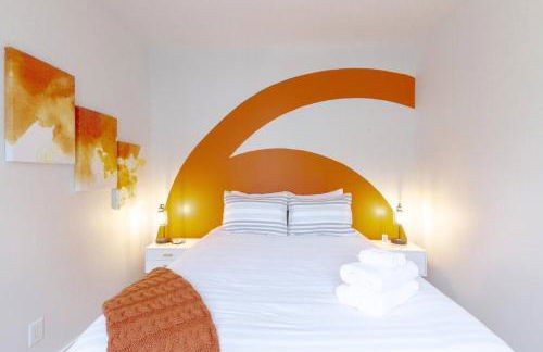 Vibrant Trendy Two Bedroom Home Near Marathon Village - Foto 30