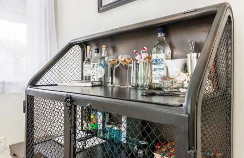 Sunny Boho Chic West Hollywood Flat! - Photo 17