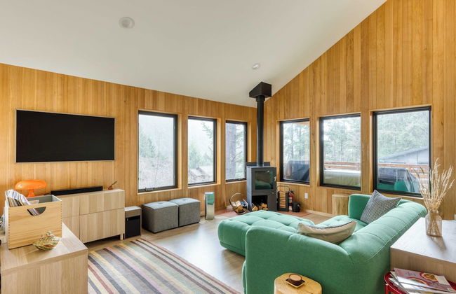 Rustic Arch Cape Getaway w/ Vibrant Interior Walk to the Beach Cape Wonder - Foto 2