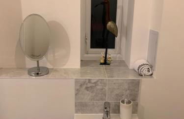 LUXURY 3 BED HOME with MULTIPLE FREE PARKING BAYS Early Check-in Late Check- Out Allowed - Foto 13