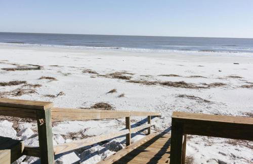 Beachfront home with expansive deck and direct beach access - Foto 26