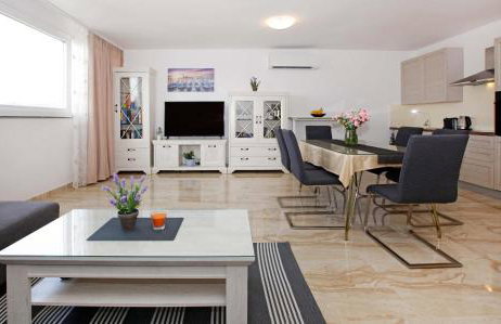 Modern 2-Bed Apt, Late check in available - Photo 40