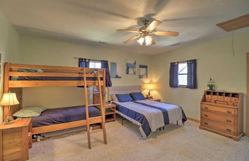 Scenic Riverview Getaway with Screened Porch! - Foto 22