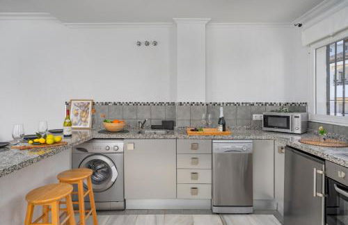 Two bedroom, two bathroom, balcony, pool area, view - Photo 31