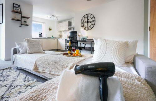 City Centre Apartment with Free Parking, Balcony, Super-Fast Wifi and Smart TV with Netflix by Yoko Property - Photo 19