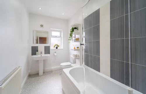 4 Bedroom Stylish House in Redditch - Free Parking - Photo 22
