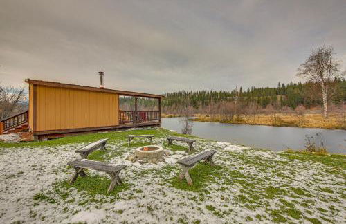 Bonners Ferry Cabin with Wraparound Deck and Views! - Foto 3