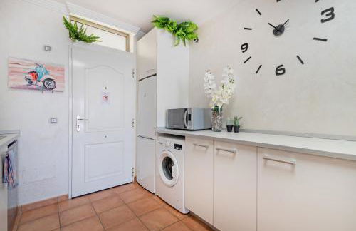 Cozy 2BR Retreat With Big Terrace, Peaceful Stay Minutes Away From the Beach - Foto 7