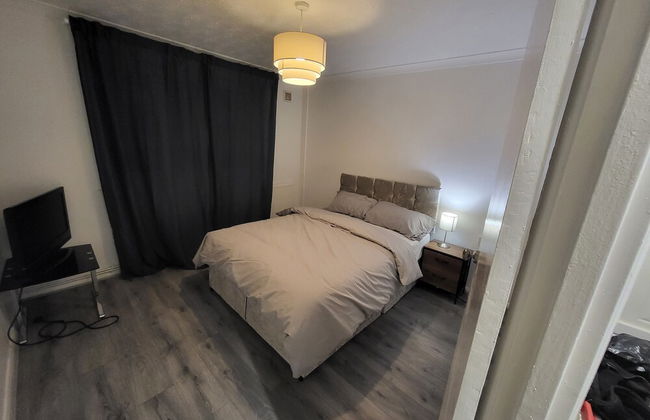 Charming 2-bed Apartment in Grays - Photo 5