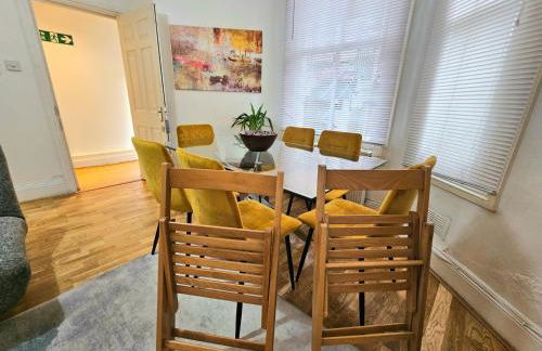Spacious & Cosy 2 Bedroom Home plus 2 Sofa-beds with Private Entrance and Back Patio, 3 min walk to Earl's Court Station - Photo 18