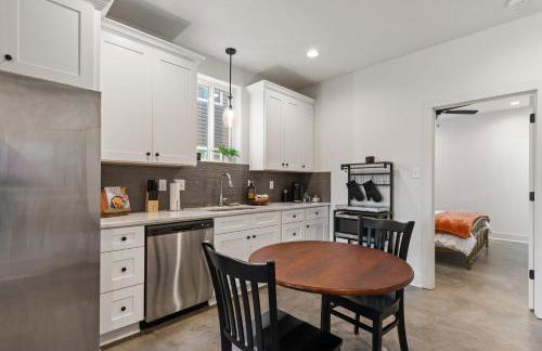 Bourbon House King Bed Luxury Amenities Fast WiFi - Foto 13