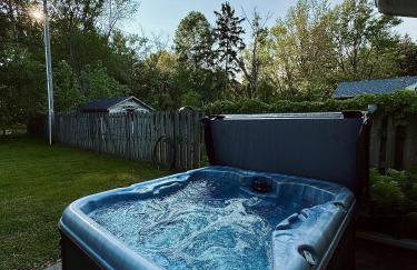 Chic Dunes Cottage with HOT TUB near Warren Dunes - Foto 29