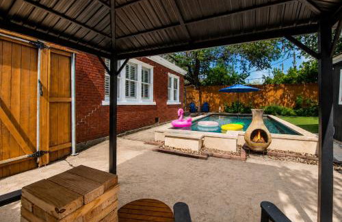 Charming home with pool, enclosed yard, patio & great Woodlawn Lake location - Foto 39