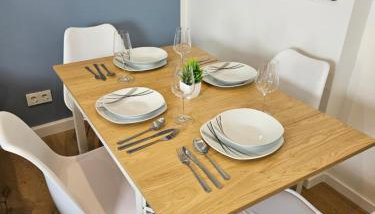 Modern Homes - Voll ausgestatte Wohnung - Balkon - Hotelbetten - 4K TV - WLAN - Foto 5