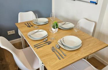 Modern Homes - Voll ausgestatte Wohnung - Balkon - Hotelbetten - 4K TV - WLAN - Photo 5