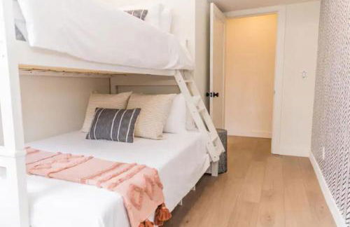 Cheerful 4BD Home in the Heart - Foto 17