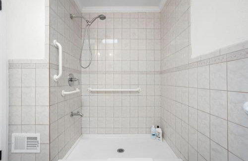 Spacious 5BR Coastal Retreat - 8 Beds Beach & Golf - Old - Photo 32