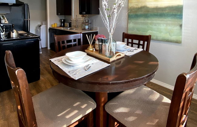 Evie's Campus-close 2 bedroom luxury - Photo 17