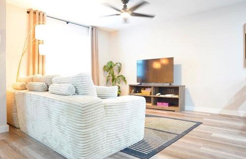 Luxury 4BR Retreat 10 Mins to Downtown & Lake - Photo 2