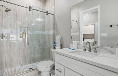 O30A Single-Story 2BR Townhome w King Beds, Workspace, Yard - Foto 13