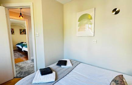 Inviting 2 Bed Guest House steps away from Ascot Racecourse 3 mins drive, 5 mins to Legoland, 12 mins to Windsor Castle Perfect for families & racegoers alike - Foto 35