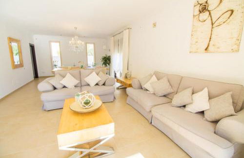 Soleado chalet con Piscina, WIFI y A/C - Photo 9