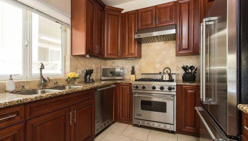 Stylish Home Prime Location with Fireplace & Patio - Foto 4