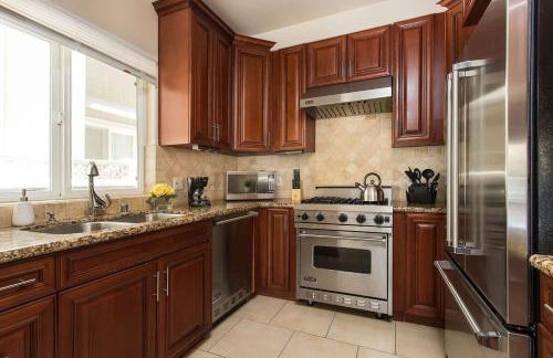 Stylish Home Prime Location with Fireplace & Patio - Foto 4