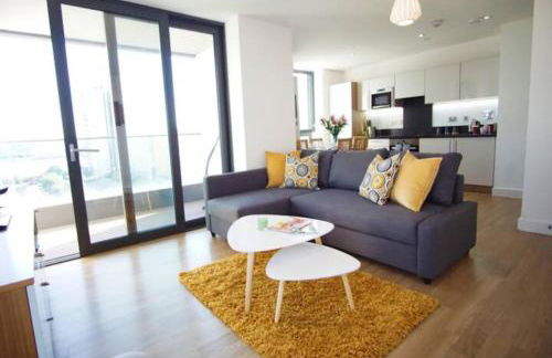 Spacious 2BR 2BA Apartment with Balcony & Free Parking - Near ExCeL & City Airport - Foto 1