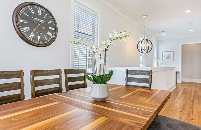 Chic 4 BR Condo - Large Pool - Perfect Location - Photo 34