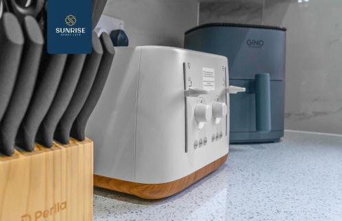 L2 - INVOICE and REDUCED PRICE only via SUNRISE SHORT LETS DUNDEE, Stunning 4 Bed House with 6 Beds and 3 bathrooms, TVs in each room, Free Parking, Fully Equipped, Local Amenities, Easy Ring Road Access, Special Rates and ONLY 9 Mins to STANNERGATE Ports - Foto 57