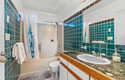 Incredible Water Views, Deck Relaxing Retreat Greenbank Getaway by Avantstay - Foto 42