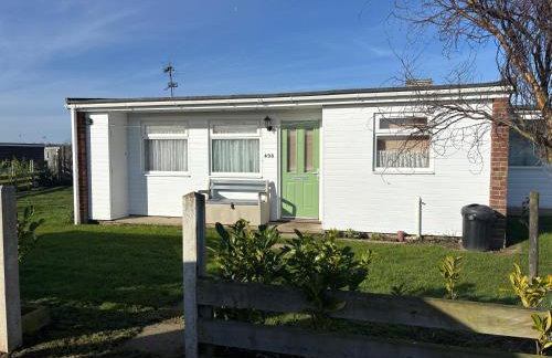498, Three Bedroom Detached Chalet - Sleeps 6, pet friendly, FREE pool and entertainment passes included - plus WiFi, bed linen and towels included - Foto 21