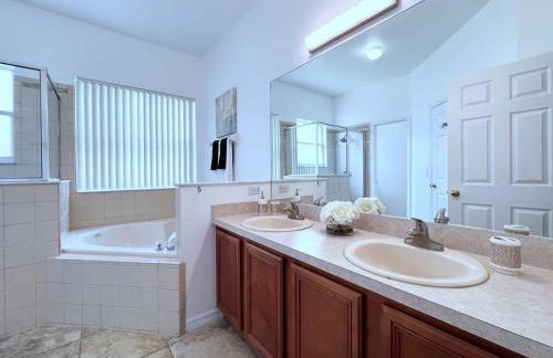 Lovely 4 Bed 3 Bath Pool Home With Spa-5330cvl 4 Bedroom Home by RedAwning - Foto 29