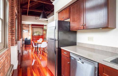 Jennifer's Historic Riverfront Loft Private Patio - Foto 14