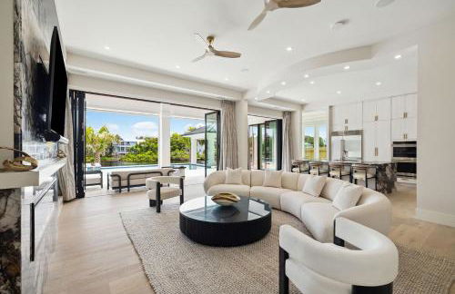 La Villa Nadia - Lakefront Luxury Vacation Rental in Destiny with Private Pool - Foto 1