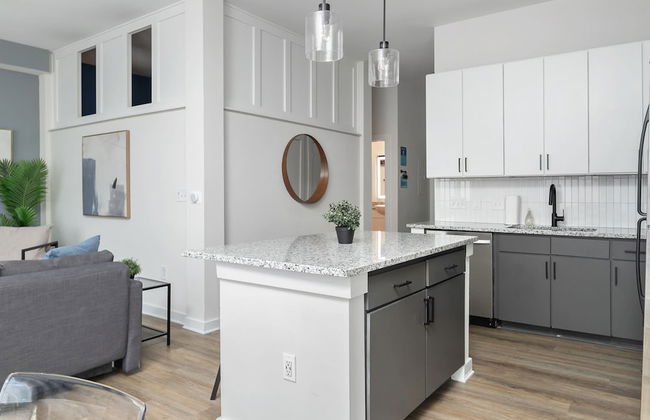 Spacious 2BD With Private Balcony and Free Parking - Foto 42