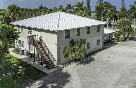 2 Bedroom-1.5 Bath Apartment Steps away from Beach & Inlet d - Foto 4