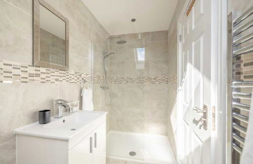 Spacious 4 Bed - Near Uxbridge, Heathrow & PARKING - By Tempstay - Foto 17